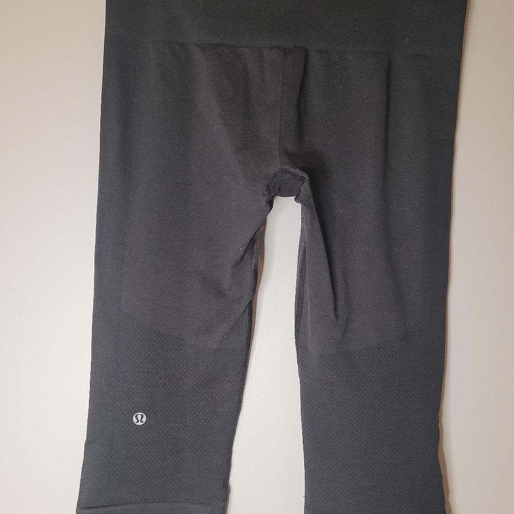 Lululemon Grey leggings Size 8 ⭐️Host Pick⭐️ - Picture 6 of 7
